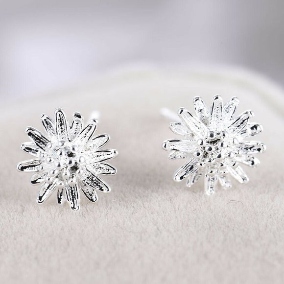 NWOT Tiny Silver Daisy Studs - Picture 2 of 12